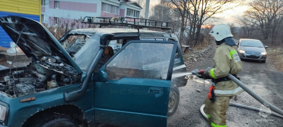 Загоревшийся внедорожник потушили огнеборцы в Облучье